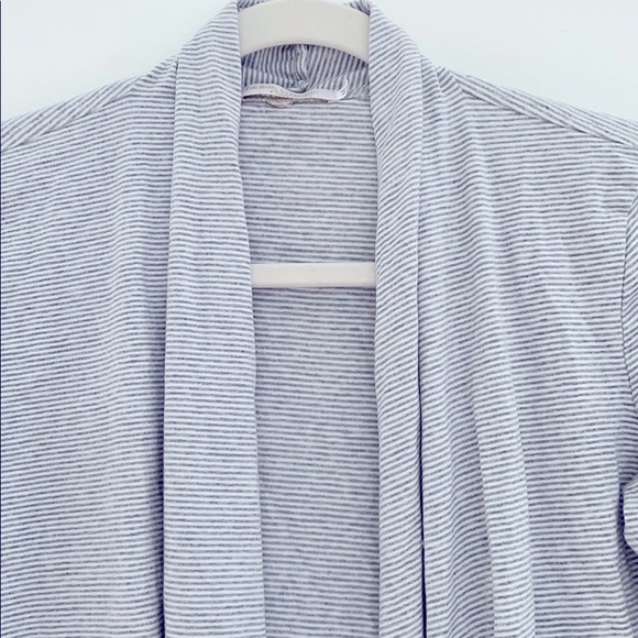 Size: M Royal Standard Stretchy Travel Cardigan - Picture 4 of 5